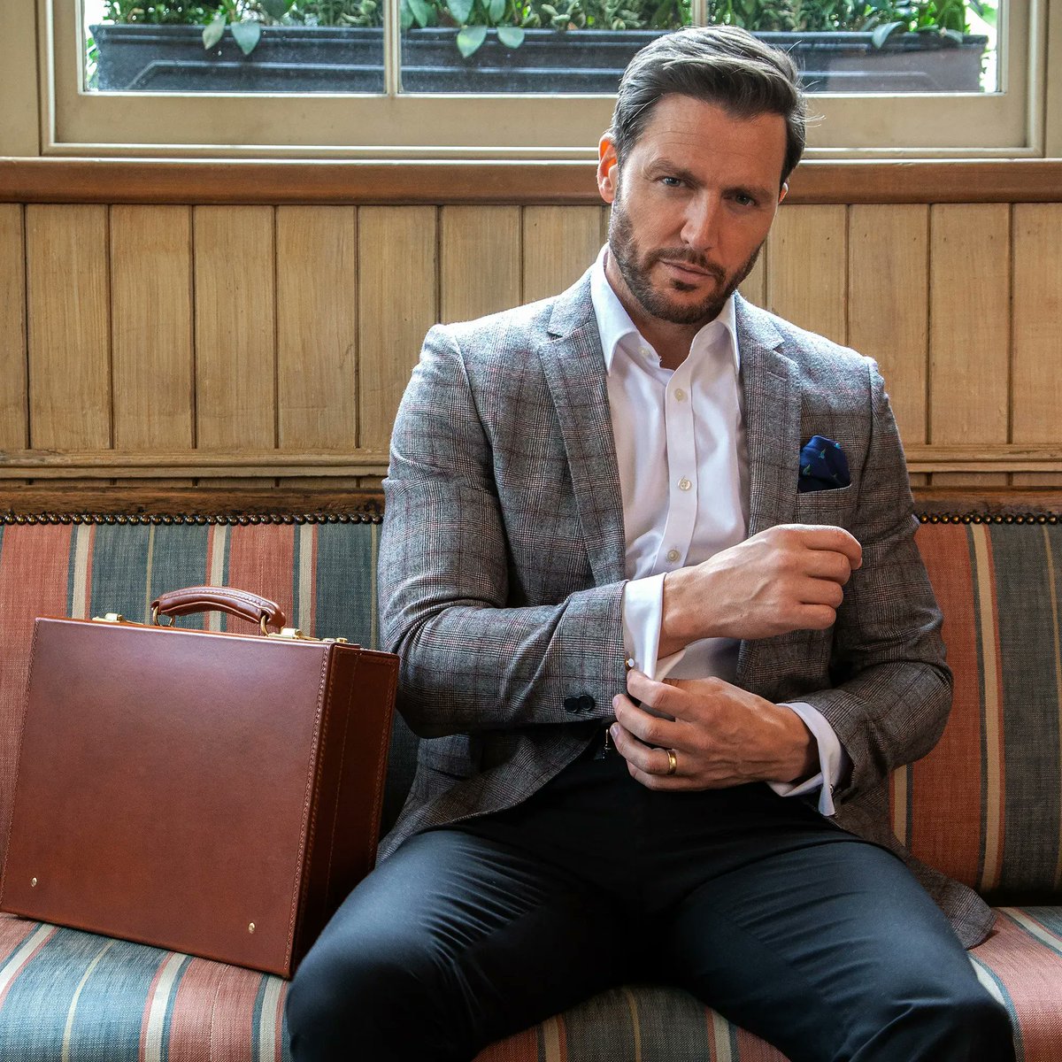 EttingerLondon's tweet photo. Our new St. James Lid-Over Attaché Case in Hazelnut is the ultimate expression of timeless British craftsmanship. Designed to last, the Attaché becomes a family heirloom to be passed down through generations.
#Ettinger #AttacheCase https://t.co/SYt25xfdmy