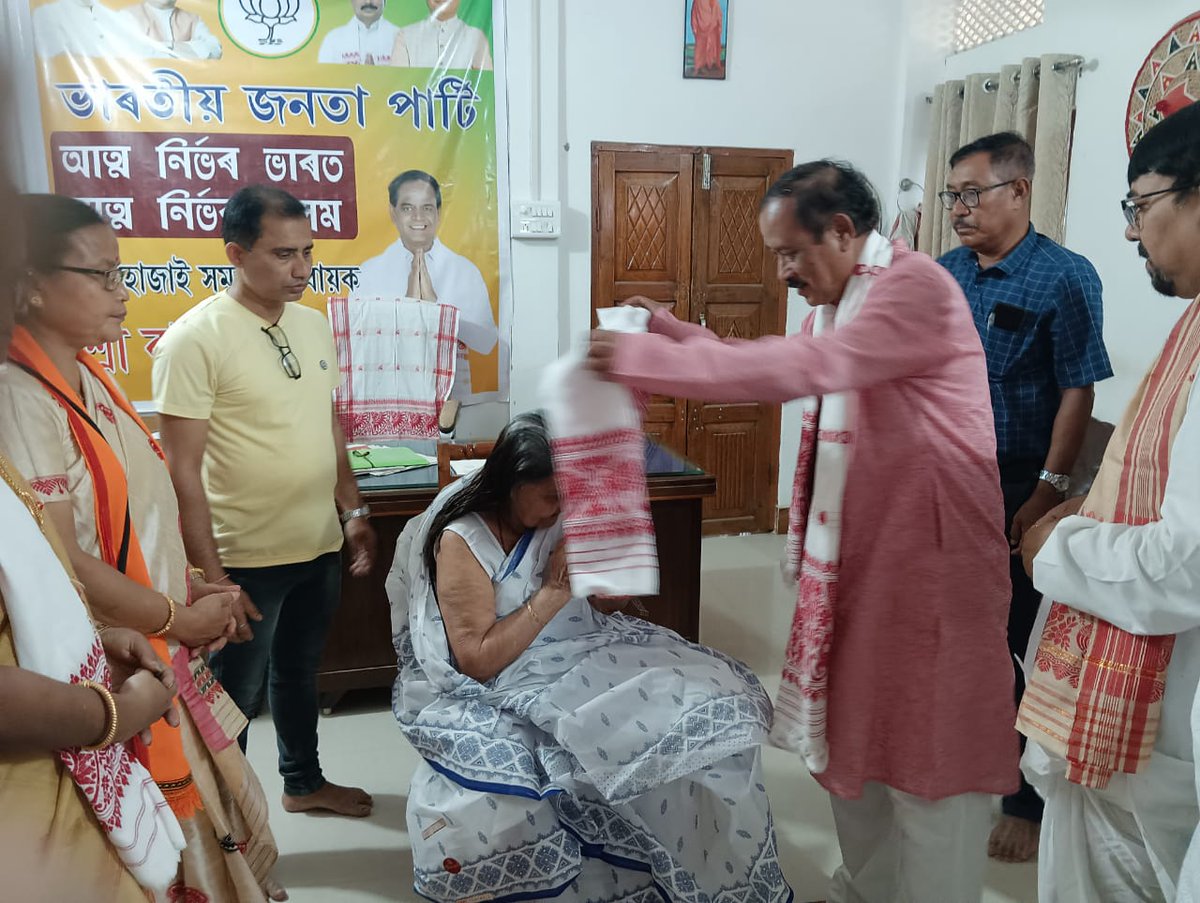 RKGhoshBJP's tweet photo. আজি হোজাই সাহিত্য সভাৰ তৰফৰ পৰা আজি মোৰ মা শ্ৰীমতি বীণা ৰাণী ঘোষ জ্যেষ্ঠ নাগৰিক হিচাপে যি সন্মান যাঁচিলে তাৰ বাবে তেখেতসকলক আন্তৰিক ধন্যবাদ  কৃতজ্ঞতা জ্ঞাপন কৰিছো। https://t.co/pp38cA4l92