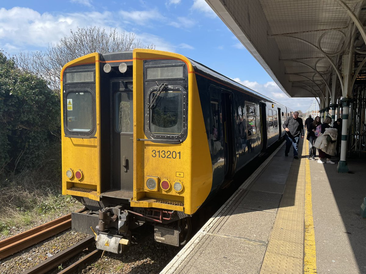 Sarum33's tweet image. Enjoying a day out on the Class 313's, thanks go to @03_179 for the diagrams and  allocations 👍🏻 #class313