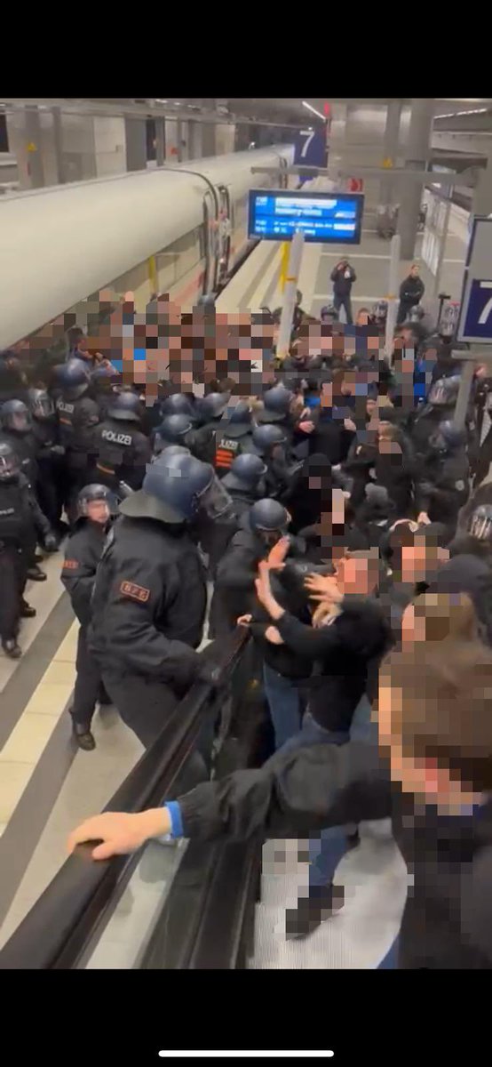 bgwh_jena's tweet photo. Aktuell: Brutale Polizeigewalt in #Berlin
Mit mehreren Verletzten verharrt ein großer Teil der @fccarlzeissjena Fans aktuell noch immer am #BerlinHBF. Die #BuPo #Blumberg @bpol_b und #BFE der @polizeiberlin bildeten ein Spalier zum Treppenausgang. Dort attackierten sie..
1/2 https://t.co/0KfNQEtXCe