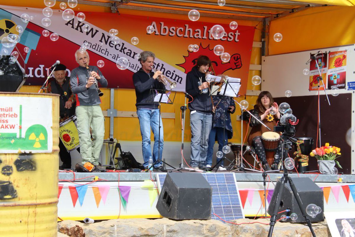 BUNDinBW's tweet photo. Etwa 500 haben sich vor dem #AKW #Neckarwestheim versammelt. Sie fordern eine transparente Endlagersuche und einen beschleunigten Ausbau der Erneuerbaren Energien. #AKWAbschaltung #Abschaltfest https://t.co/gxzRDDwqIY