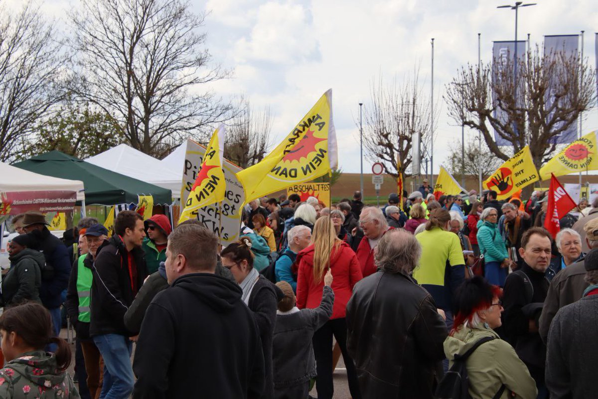 BUNDinBW's tweet photo. Etwa 500 haben sich vor dem #AKW #Neckarwestheim versammelt. Sie fordern eine transparente Endlagersuche und einen beschleunigten Ausbau der Erneuerbaren Energien. #AKWAbschaltung #Abschaltfest https://t.co/gxzRDDwqIY