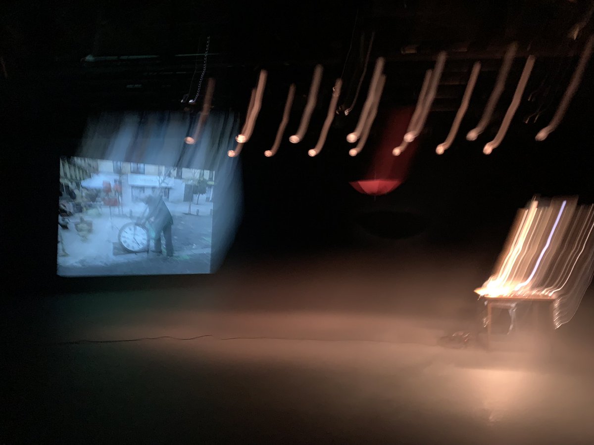 Hoy a las 21h. El paraguas rojo. Único día. @teatropradillo Entrada libre. #docuhablado #vozenon #espionaje #persecuciondetectivesca #espaciopradillo #aperturadeprocesosdetrabajo #roturaproducciones