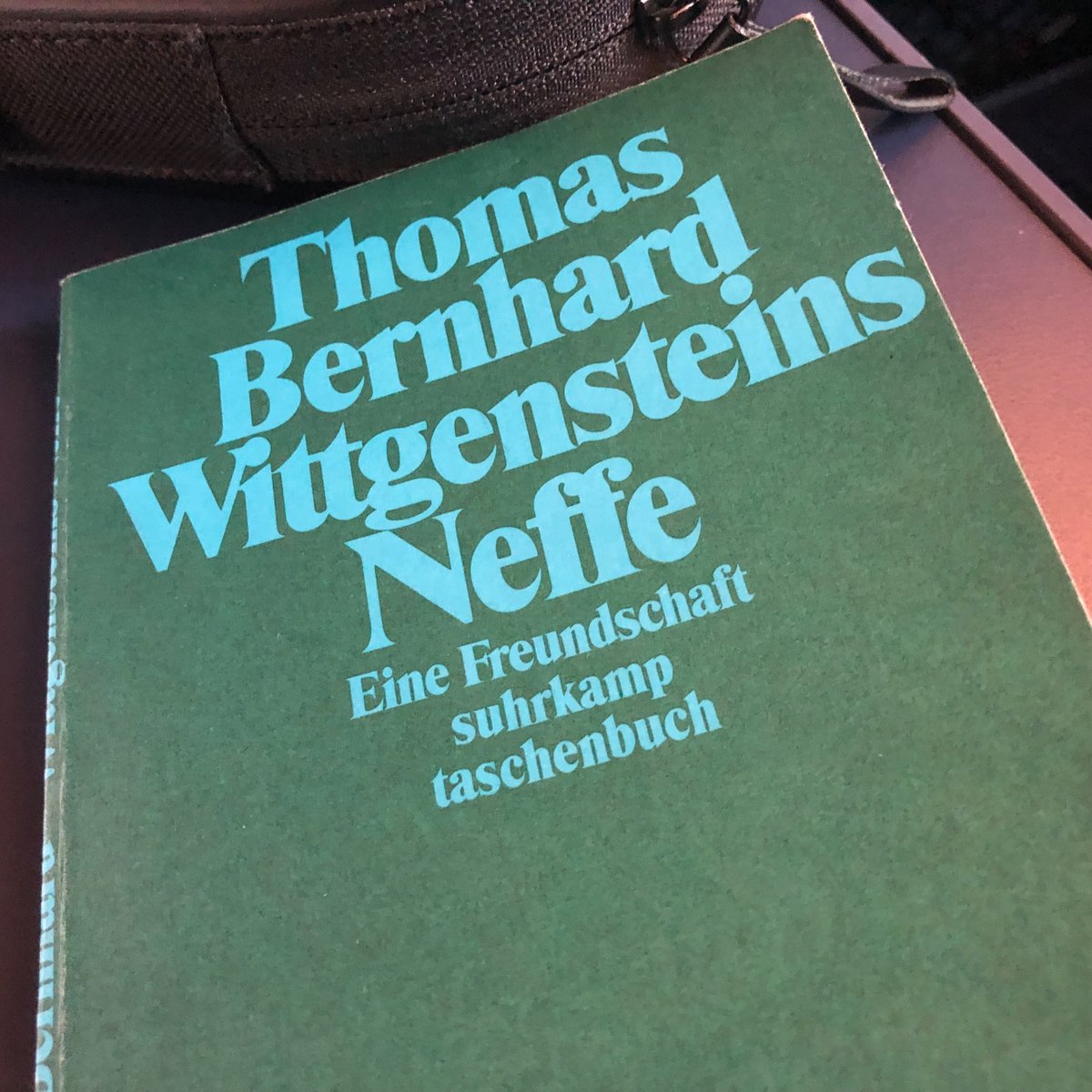 AlbrechtSelge's tweet photo. „Ja, gleich spiele ich mit dir Zug-Quartett, ich lese nur noch den Absatz fertig.“
Kinder hassen den Bernhard-Trick. https://t.co/9fEfg9tXTC