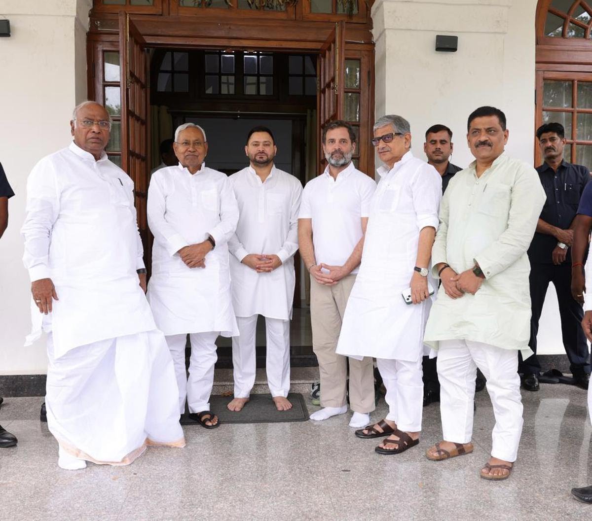 Modified_Hindu9's tweet photo. विपक्षी नेताओं की मिलन बैठकों में एक बात पर चर्चा शुरू हुई है! नेताओं का मानना है कि बात सिरे चढ़ी तो भाजपा के ल��ए चुनाव सचमुच भारी पड़ सकता है!

बताते है कि नीतीश ने खड़गे को राजी कर लिया कि एक सीट से भाजपा के खिलाफ़ एक ही प्रत्याशी लड़ाया जाए और बाकी दल उसी को समर्थन (1/9) https://t.co/f9i272sy3g