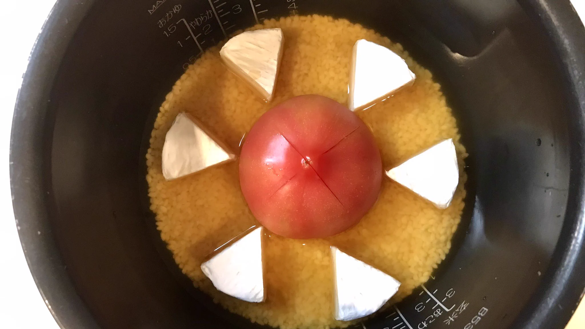 まろやかなチーズと酸味のあるトマトがよく合いそう！とっても美味しそうな「炊き込みご飯」レシピ！