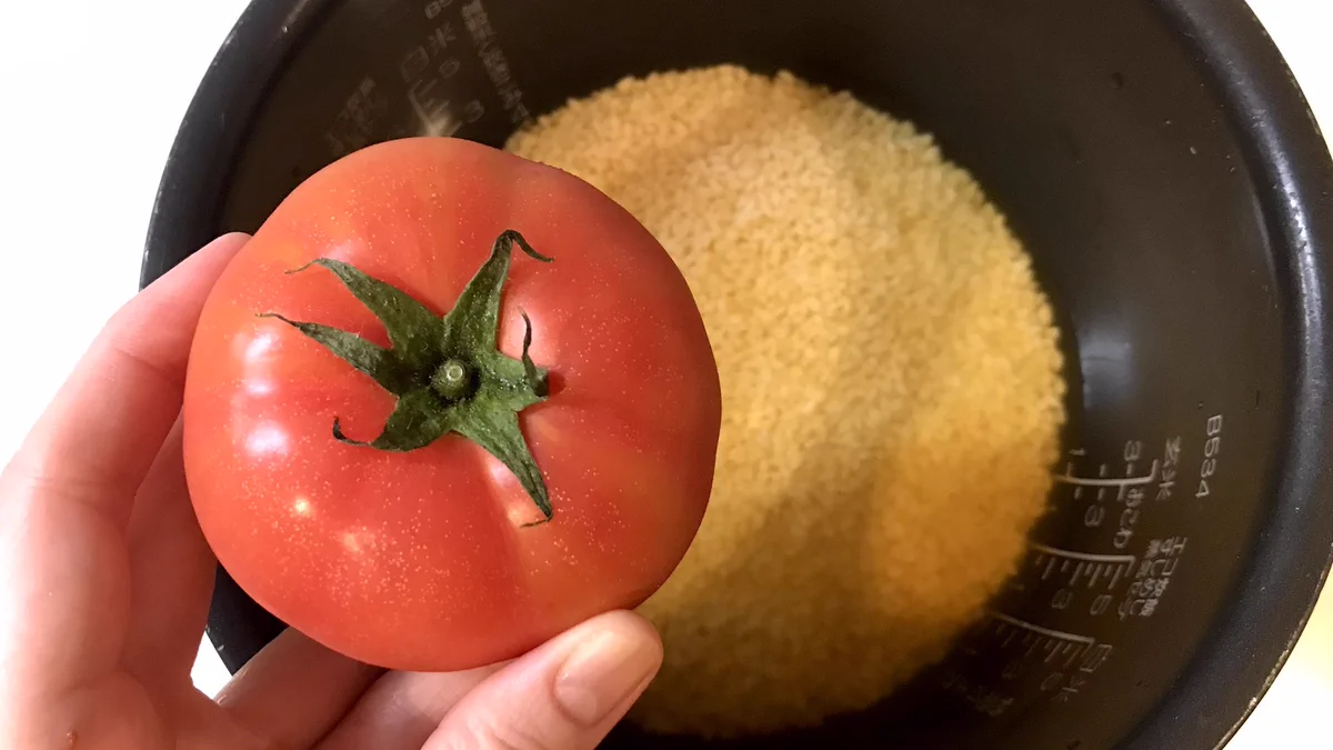 まろやかなチーズと酸味のあるトマトがよく合いそう！とっても美味しそうな「炊き込みご飯」レシピ！