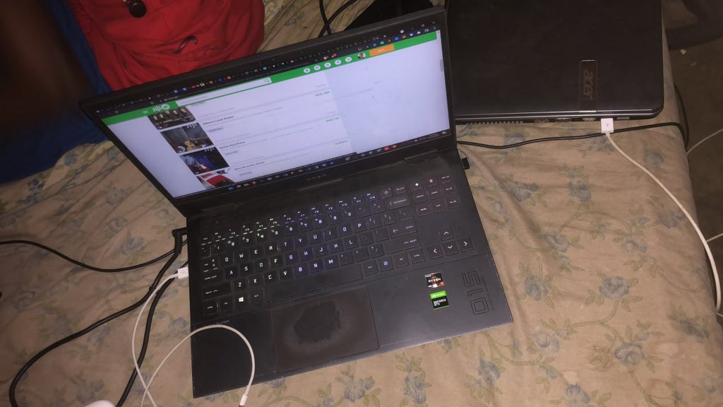 heyOnuoha's tweet image. This is me 1 year ago and now

Left: Me coding on my bed
Right: Me cleaning my new setup

Tech has changed my life

Don’t let anything stop you from getting into tech 💯