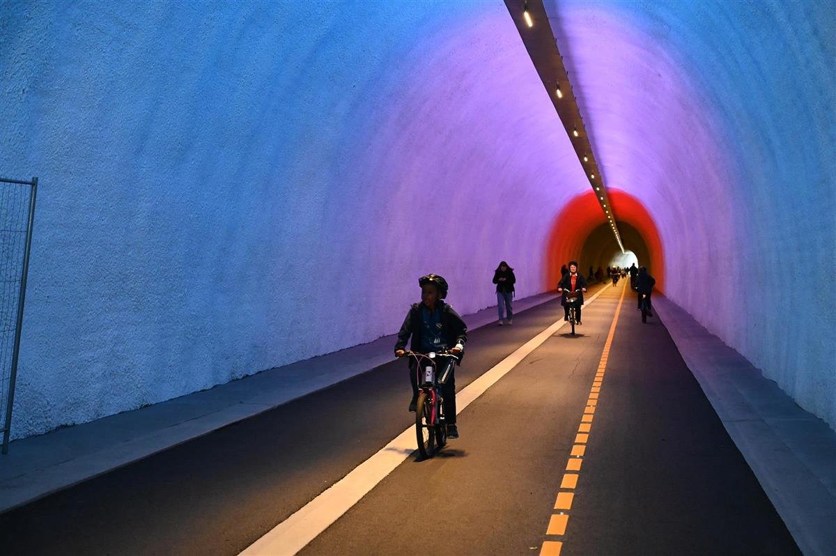 Perowinger94's tweet image. Die norwegische Stadt Bergen eröffnet heute den weltweit längsten Tunnel, der extra für Fahrradfahrer und Fußgänger gebaut wurde. Der 2,9km lange Tunnel führt durch einen Berg und verbindet die Außenbezirke mit der Innenstadt. Ein Meisterwerk fahrradfreundlicher Infrastruktur❤️