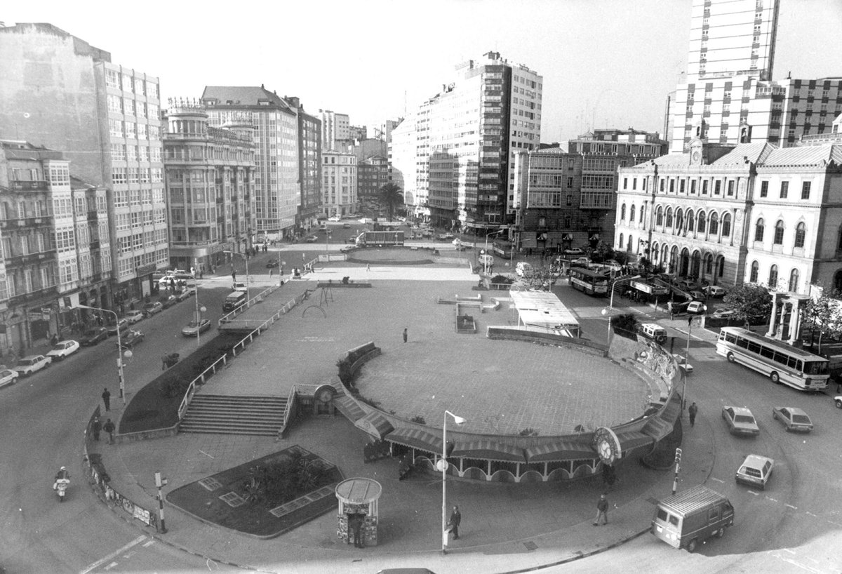 ivanlaguiar's tweet photo. La versión de la plaza de Pontevedra de 1970 era un auténtico engedro. https://t.co/WB0uHdGHmj https://t.co/mhLtQvY9HI