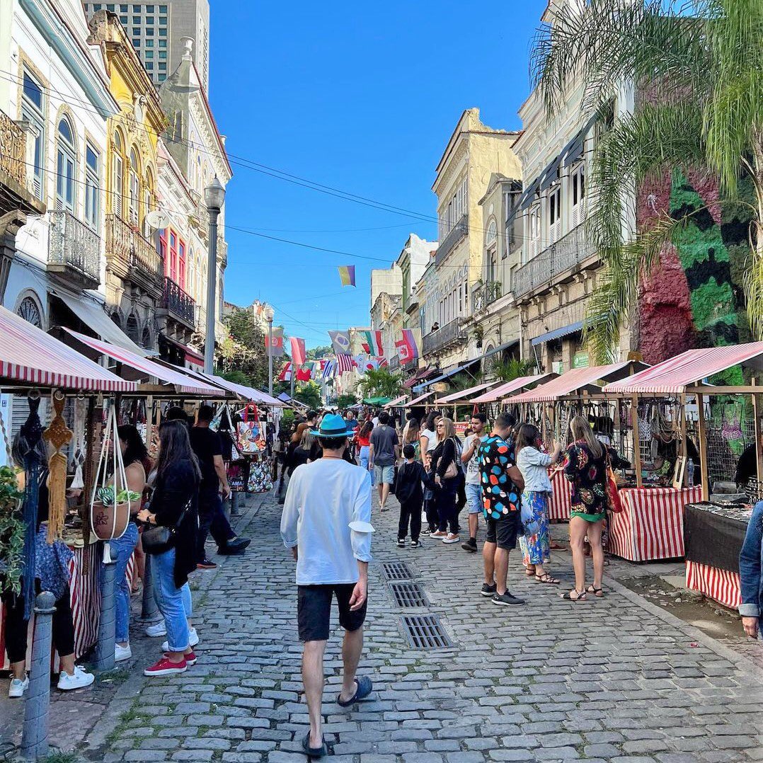 riodejaneiro's tweet photo. Sábado é dia de curtir a Feira Rio Antigo, na Rua do Lavradio. O evento, que agora ocorre todo sábado, conta com um público que gira em torno de 15 mil visitantes. 

Saiba mais: https://t.co/kS0lfsSFSc https://t.co/dZnvLrvWkW