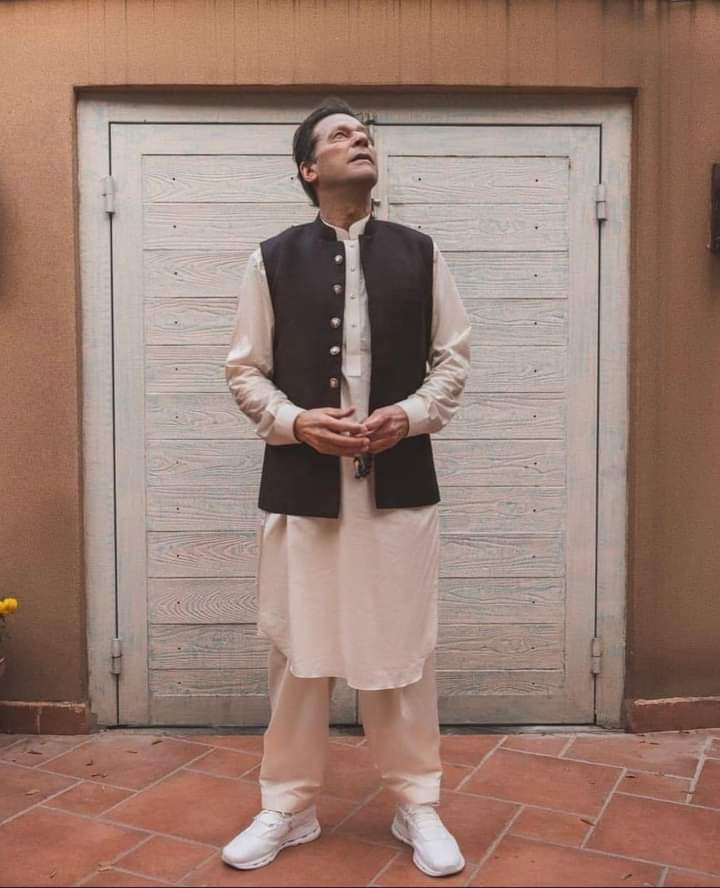 Shyaan42's tweet photo. This eid we going for shalwar kamez and joggers. Thanks to murshad for breaking the stereotype
#EidUlFitr #ImranKhan https://t.co/P5uYwPpGIT