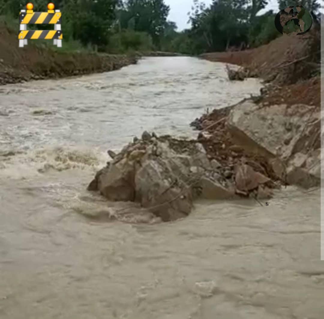 agendautomotriz's tweet photo. Desde ayer en horas de la tarde están incomunicados los estados Mérida y Tachira debido a la crecida del río en La Onia que derrumbó el paso provisional en el municipio Alberto Adriani Del Estado Mérida. @porlasvias2 https://t.co/6XayQz539h