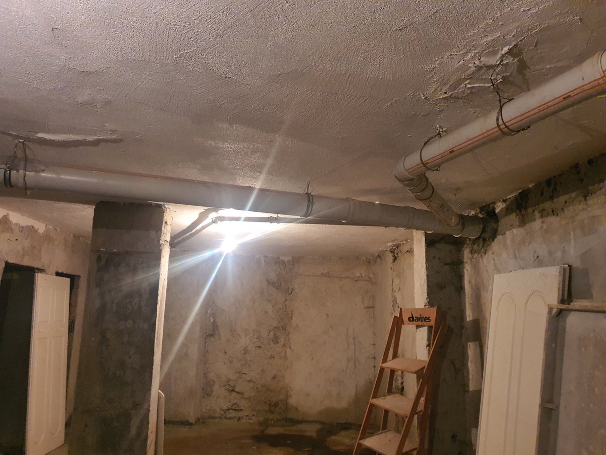 Belediye ve iski bunları görmezden geliyorlar şuan mağduruz garaj lağım kokuyor apartman lağım kokuyor garaja şu basıyor bu giderlerden k hane belediyesine dilekçe verdik oralı olmuyorlar k hane zabıta dilekçe ellerinde  oralı olmuyorlar mağdur olan biziz ne yapalım arka bina