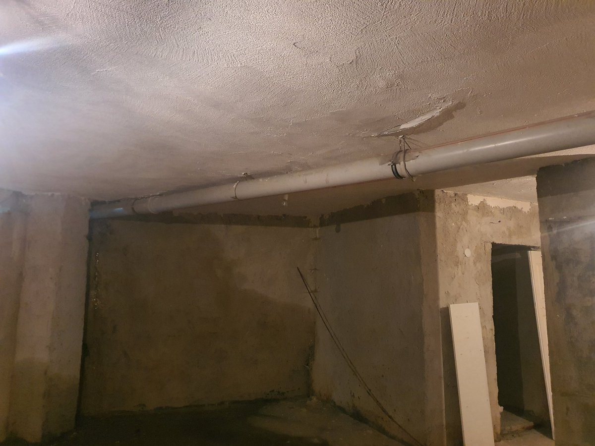 Arka binadakilere söylüyoruz bu boruları kaldırın diye onlarda umursamıyor  kanun yokki belediye iski zabıta bisey yapmazsa biz ne yapalim