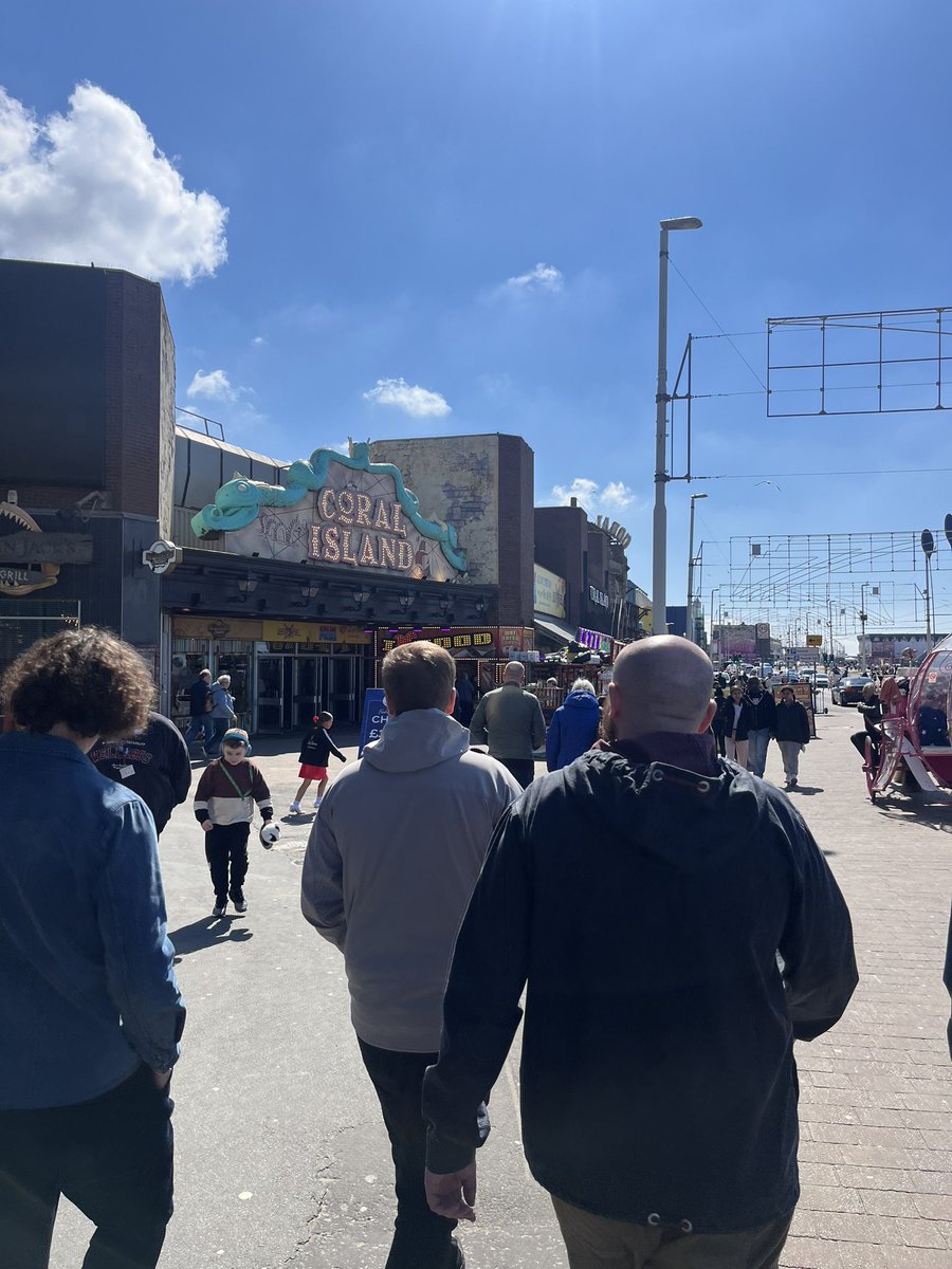 burke_dec's tweet image. Blackpool away #RoyOrbison #PennyArcade