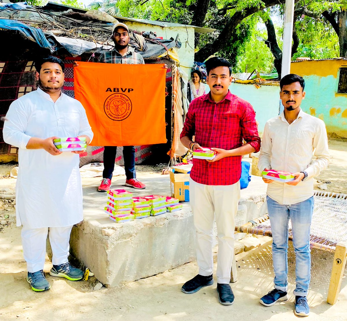 abvpbraj's tweet photo. जनपद शाहजहांपुर के कुष्ठरोगी आश्रम व अन्य बस्तियों में अभाविप के आयाम स्टूडेंट फॉर सेवा (SFS) द्वारा इंदिरा नगर स्थित कुष्ठ आश्रम में भोजन वितरण किया गया।
#SFSBraj https://t.co/uX89DUlHhs