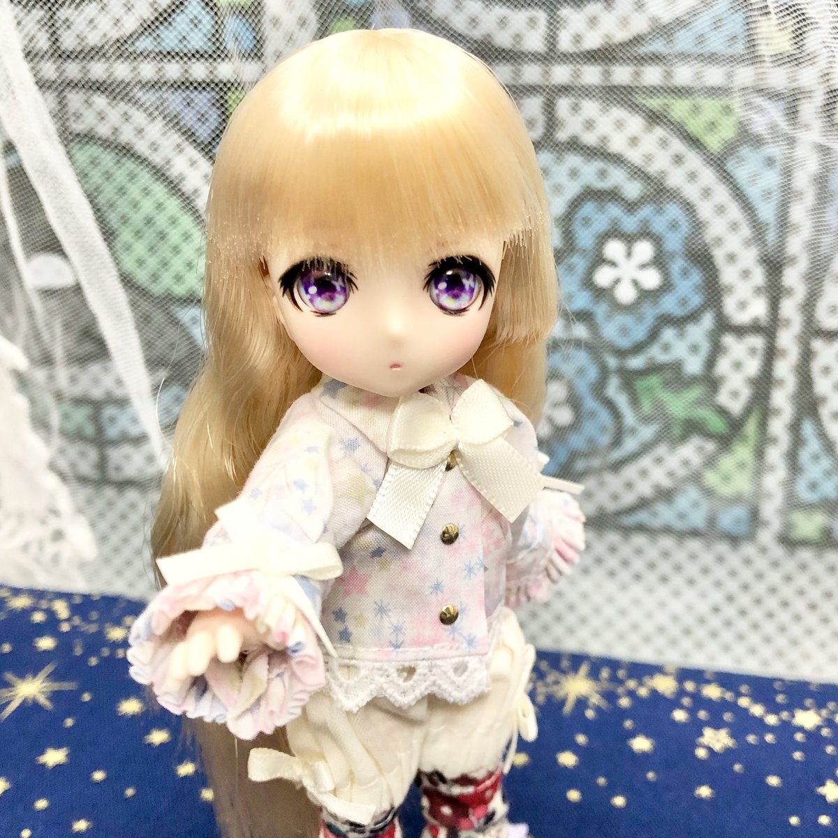 seeker_land's tweet photo. ちまちまと進めてる1点物オークション用お洋服。ブラウスが仕上がったので関谷姉妹とシアルちゃんに試着してもらいました。全サイズ袖口フリル頑張りました
少し長めにゆったりさせたので手を曲げたりのポーズもフリルがきれいに出たかな?と思います
#尾櫃制服計画 #オビツ11 #TwinkleSign #シアル https://t.co/3SDrwkkzDi