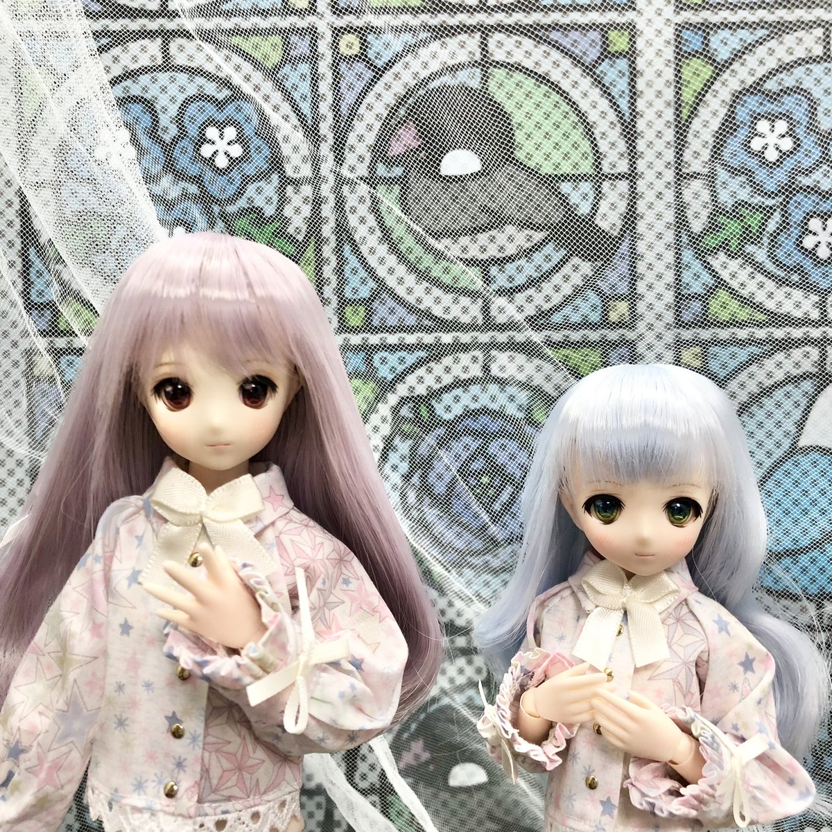 seeker_land's tweet photo. ちまちまと進めてる1点物オークション用お洋服。ブラウスが仕上がったので関谷姉妹とシアルちゃんに試着してもらいました。全サイズ袖口フリル頑張りました
少し長めにゆったりさせたので手を曲げたりのポーズもフリルがきれいに出たかな?と思います
#尾櫃制服計画 #オビツ11 #TwinkleSign #シアル https://t.co/3SDrwkkzDi