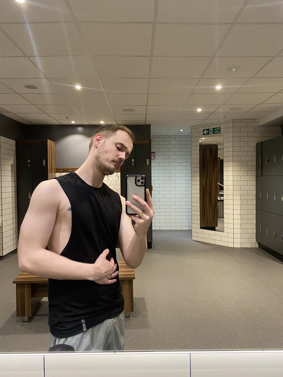 Rhys_Paco9's tweet image. Gym on Saturday and then building a wardrobe was not a good combination 😅