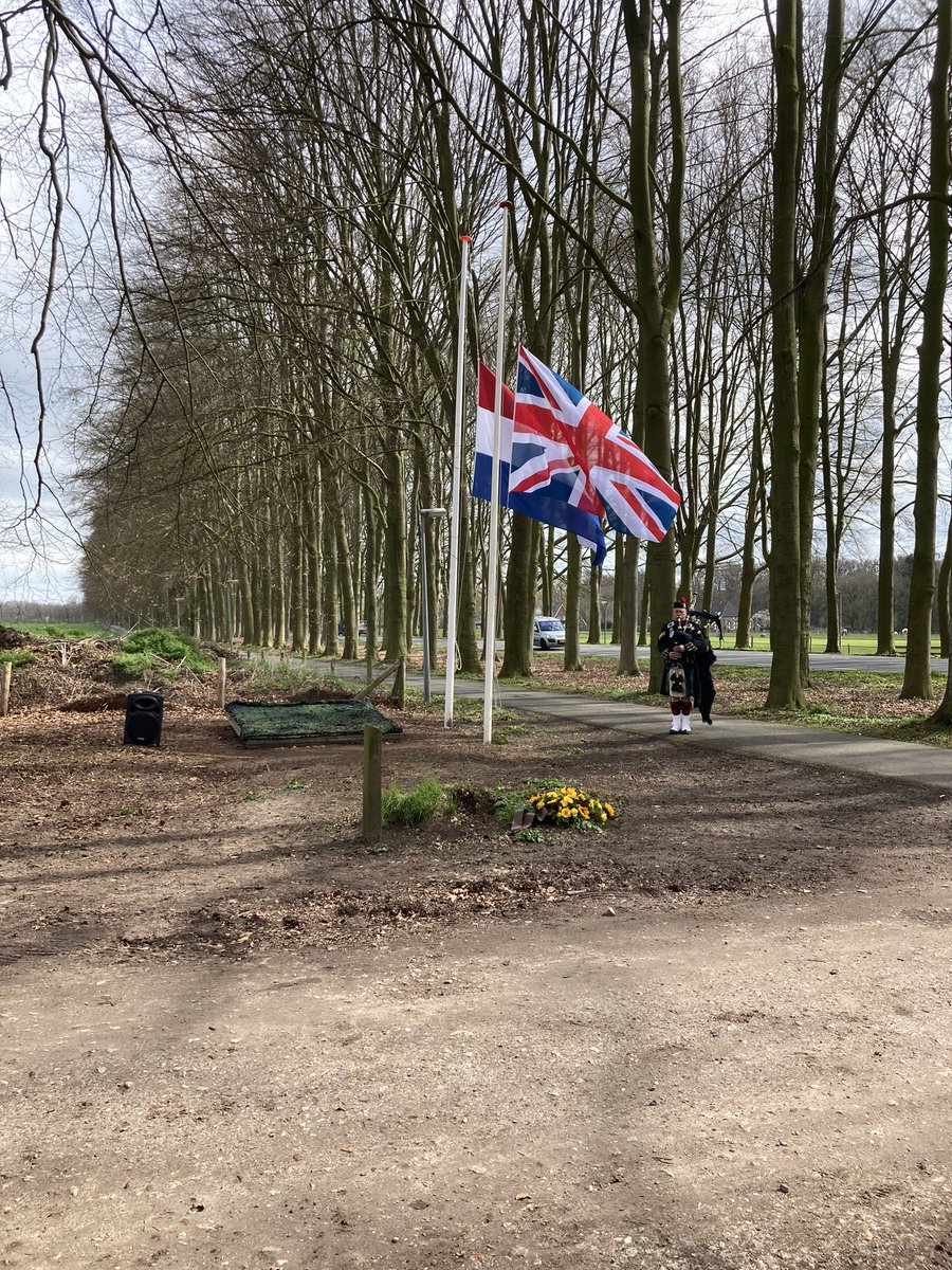 DKlomberg's tweet photo. Onthulling vandaag in De Steeg van de gedenksteen ter nagedachtenis van twee omgekomen Engelse genisten op 16 april 1945 bij de bevrijding van De Steeg. Mooi initiatief van John Kapteijn om dit in herinnering te houden. @VeteranenGenie https://t.co/Hqtzgdn9nA
