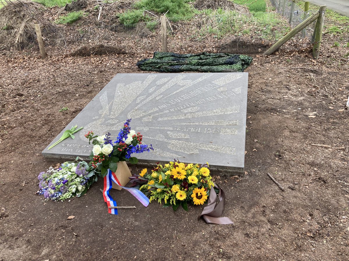 DKlomberg's tweet photo. Onthulling vandaag in De Steeg van de gedenksteen ter nagedachtenis van twee omgekomen Engelse genisten op 16 april 1945 bij de bevrijding van De Steeg. Mooi initiatief van John Kapteijn om dit in herinnering te houden. @VeteranenGenie https://t.co/Hqtzgdn9nA