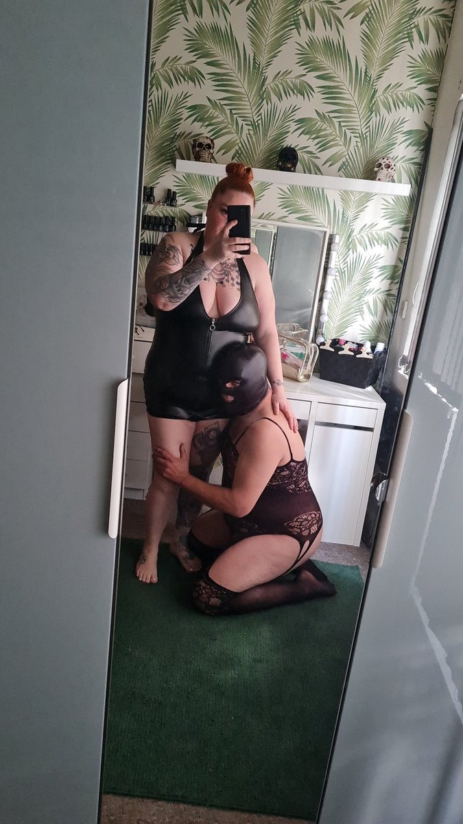 KillerVonTease's tweet photo. So my little slutty sub came to visit me again today, he cant keep away. He wore one of my bodystockings & he bought me a new #lovehoney dress 🎁💰😜
#realtimemeets #findom #treats #sluttysub #gimp #humanatm #pegging #footfetısh #latex #sextoys #humantoilet https://t.co/0BT8QgTfMm