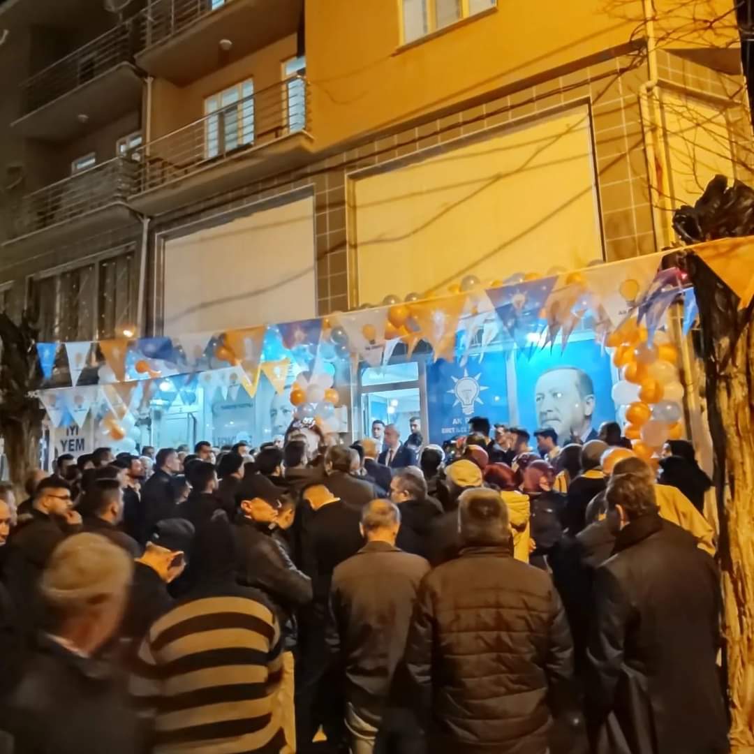 GenclikEmet's tweet photo. 📌Kütahya İl başkanımız Emet seçim irtibat büromuzun açılışını gerçekleştirdi, vatandaşlarımızla buluştu.

⏩ İlçe büromuzu vekil adaylarımız ve teşkilatımızdan yoğun katılımla açtı. 

⏩ Hemşehrilerimizle 14 Mayıs seçimlerini konuştu adaylarımızla vatandaşlarımızı buluşturdu https://t.co/SkNVWCUy4x