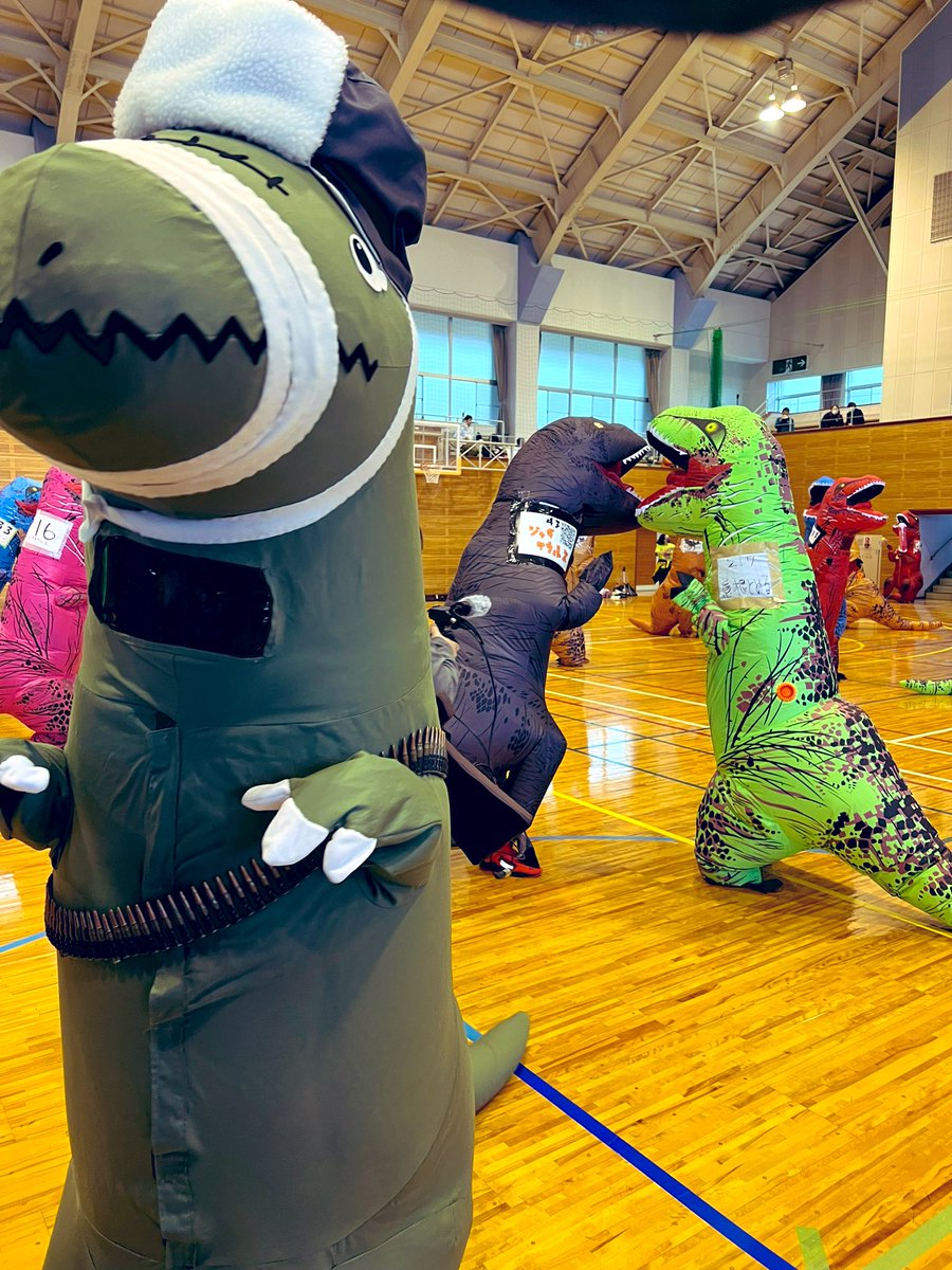 ponzyuu's tweet photo. ティラノサウルスレース大山お疲れ様でした。
今日の主役たちの人気投票No1オスの部No1ゲストの息根とめるちゃんのスリーショット
#ティラノサウルスレース
#息根とめる https://t.co/nZnFeepB1i