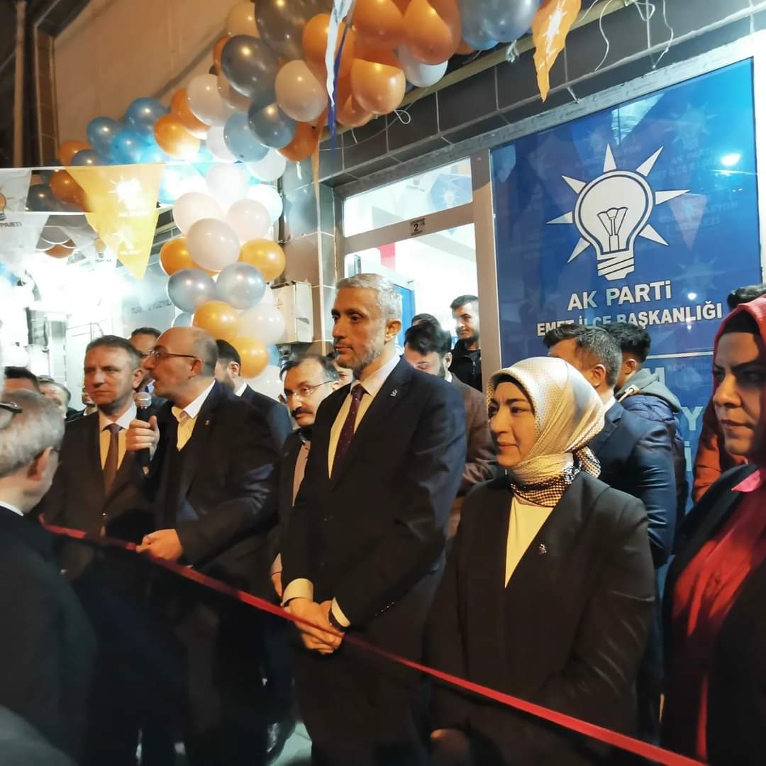 GenclikEmet's tweet photo. 📌Kütahya İl başkanımız Emet seçim irtibat büromuzun açılışını gerçekleştirdi, vatandaşlarımızla buluştu.

⏩ İlçe büromuzu vekil adaylarımız ve teşkilatımızdan yoğun katılımla açtı. 

⏩ Hemşehrilerimizle 14 Mayıs seçimlerini konuştu adaylarımızla vatandaşlarımızı buluşturdu https://t.co/SkNVWCUy4x