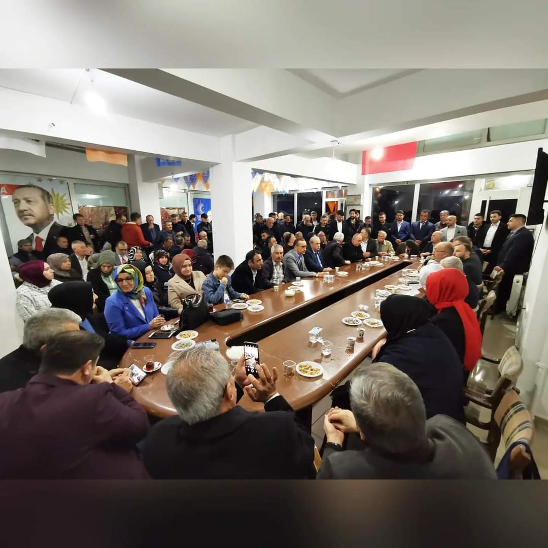 GenclikEmet's tweet photo. 📌Kütahya İl başkanımız Emet seçim irtibat büromuzun açılışını gerçekleştirdi, vatandaşlarımızla buluştu.

⏩ İlçe büromuzu vekil adaylarımız ve teşkilatımızdan yoğun katılımla açtı. 

⏩ Hemşehrilerimizle 14 Mayıs seçimlerini konuştu adaylarımızla vatandaşlarımızı buluşturdu https://t.co/SkNVWCUy4x