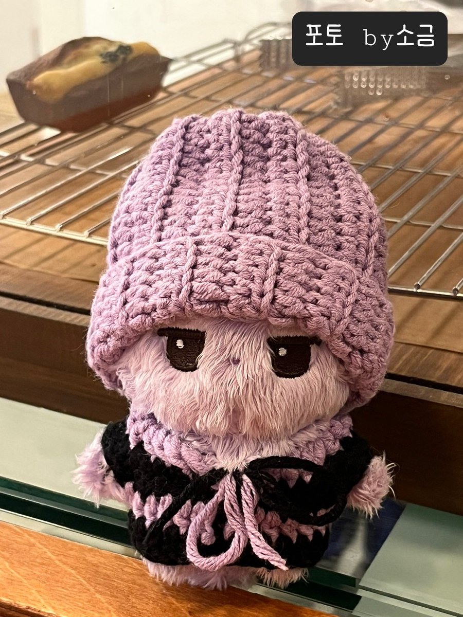 갑자기 가게 된 춘천!!
닭갈비도 맛있었지만..
소금빵.. 진짜 미쳐씀다♡♡
디저트도 없는 엉망진창 예절샷이지만.. 
소금빵이 징짜.. 먹어본 중에 제일 맛있었쒀여!!
준비한 선물도 훙냥이한테 너무 잘어울려서 내가 더 행복해따!!!!! 
담에 또 놀러 가야지♡