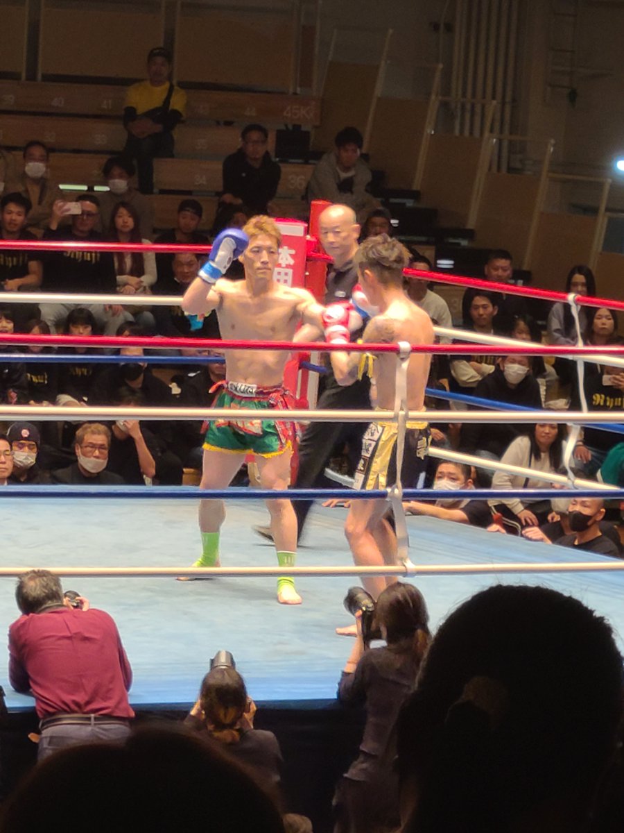 serval87's tweet photo. 第12試合　55kg契約　3分5R　海老原竜二（神武館／NKBバンタム級1位）　片島聡志（Kick Life／元WPMF世界スーパーフライ級王者）　片島４ＲＫＯ勝ち。 https://t.co/CfW266dHqW