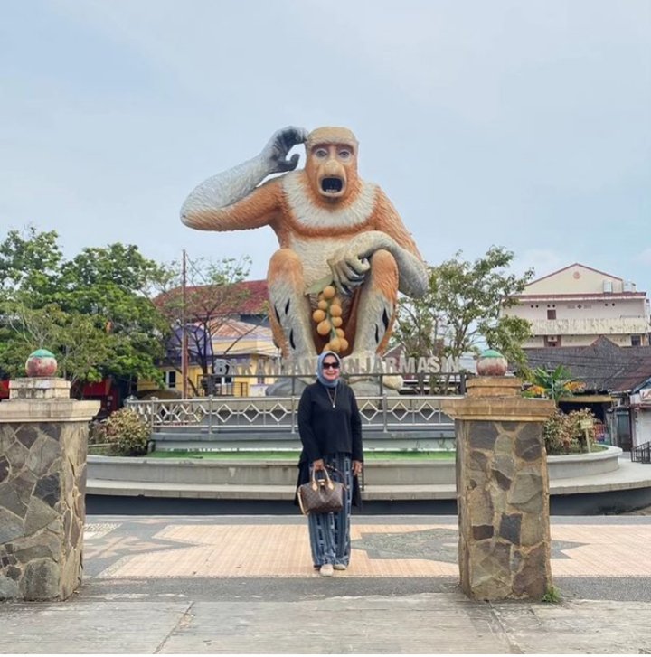 bung_madin's tweet photo. Di Balik Tas Mewah Istri Gubernur Lampung

Riana sari Arinal Istri Gubernur Lampung Arinal Djunaidi tampil percaya diri dengan menggunakan TAS MEWAH impor keluaran "Louis Vuitton" saat kunjungan ke Kalimantan Salatan. 

Cek Berapa ya harganya?
@KPK_RI 
@PPATK 
@DivHumas_Polri https://t.co/CRcalef90d
