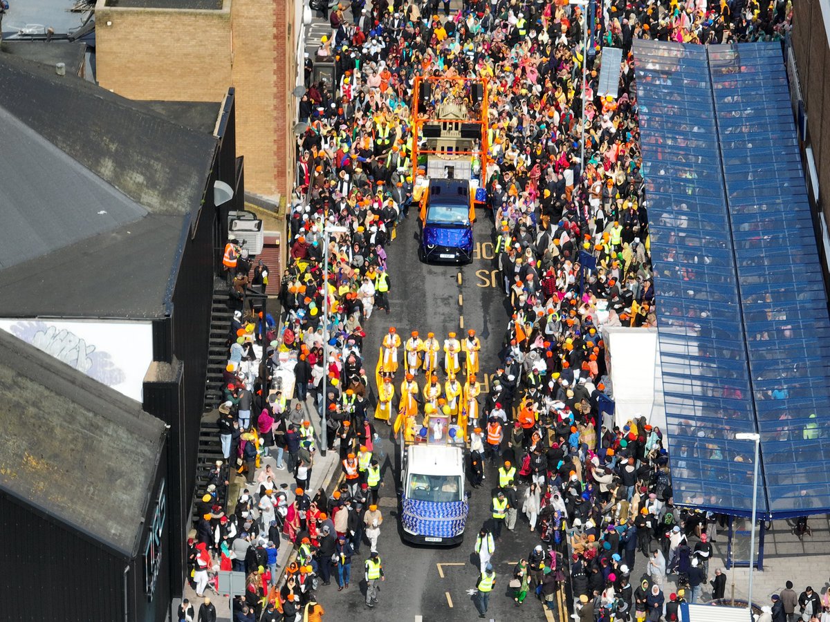 Had to use the zoom function to keep a safe distance from the parade #Vaisakhi #Gravesend @GNDGravesend #HappyVaisakhi #Vaisakhi2023 @GravesendTCM @visit_gravesend @bbcsoutheast @itvmeridian @KM_newsroom @thetimes @guardian @MailOnline