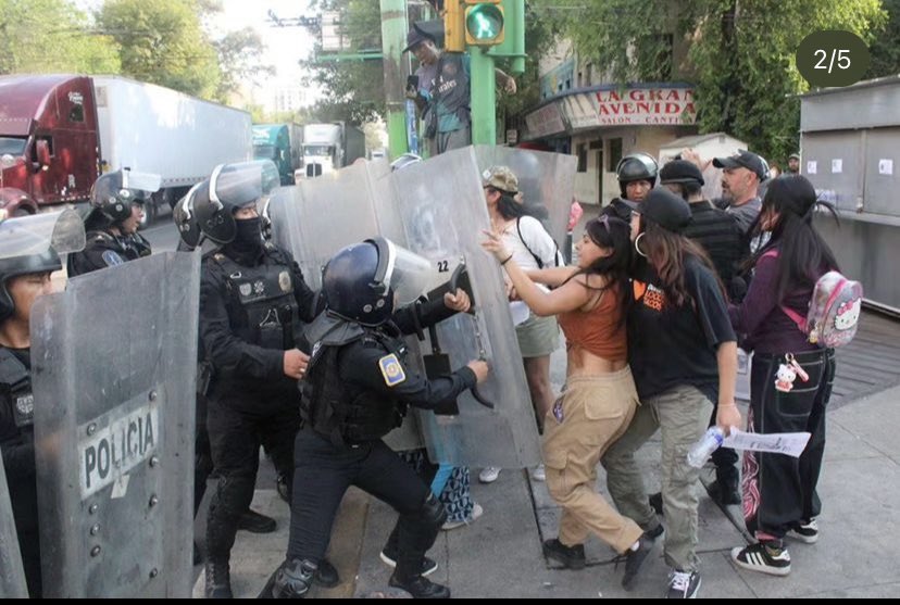 NOSFALTAINOF's tweet photo. Marcha pacífica irrumpirá por Policía de CDMX.
#NosFaltaInof https://t.co/89Qb11cywV