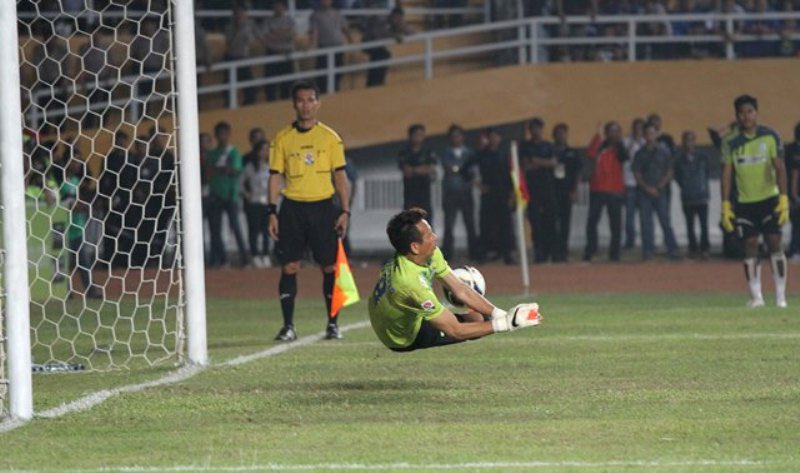 Made Wirawan ini spesimen beda dgn banyak kiper Indonesia lain, yg lebih senang atraksi terbang pas bikin saves.

Composure &amp; Ketenangan jadi atribut Made yg paling spesial.

Bukti paling shahih, ya, di Final ISL 2014.

Happy Retirement, Bli Made.

#MadeDay