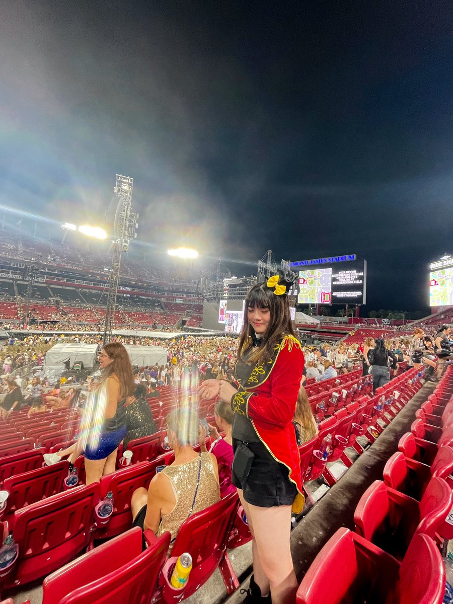 CelesteCareless's tweet photo. It’s me, hi, I’m the problem it’s me
Managed to land two tickets thanks to @laila28316623 and I had the most wonderful time 🥹 What a rush!
#TaylorSwift  #TStheErasTour  #TampaTStheErasTour https://t.co/mUlF75TWTe