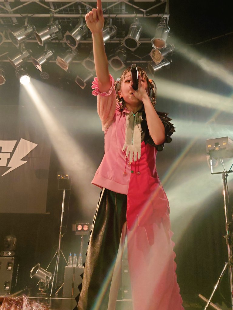 BiSH425105's tweet photo. バンバンお誕生日おめでとう🎂🎉
今日のライブもめっちゃ楽しかったよ！
バンバン 歌が前より更に良くなっててびっくりした！ダンスも良くなってて楽しかった！💚

 #バンバン爆誕2023 
#PIGGS  #ブーシャウトツアー 1部 #PIGGS渋谷 https://t.co/O0KCudo7oF