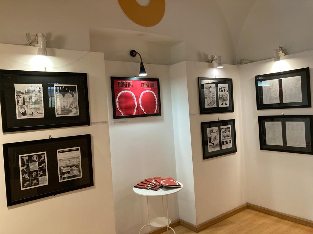 comiconitalia's tweet photo. La bella mostra di #Confini presso la libreria #FuoriOrario di Bagnoli, Napoli. Per #ComiconOFF. Confini รจ una antologia di storie, edita da @napolimonitor, di 4 autori , anche in Nomination per Nuove Strade. https://t.co/MfLykHJiEf