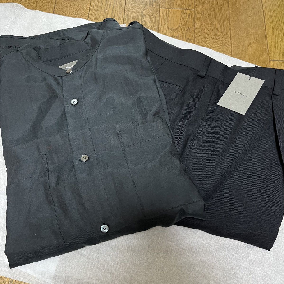 robotmarche's tweet photo. そしてもう1着、意外と持ってなかったブラックのウールパンツ😆名前は、SOFT WOOL WIDE TAPERED SLACKSサイズ2、夏の定番トロピカルウールのシャリ、ハリ感に比べてすごく柔らかくてドレープ感がすごくいい✨
#wirrow #服好きに知ってもらいたい https://t.co/bqAWsosp8i
