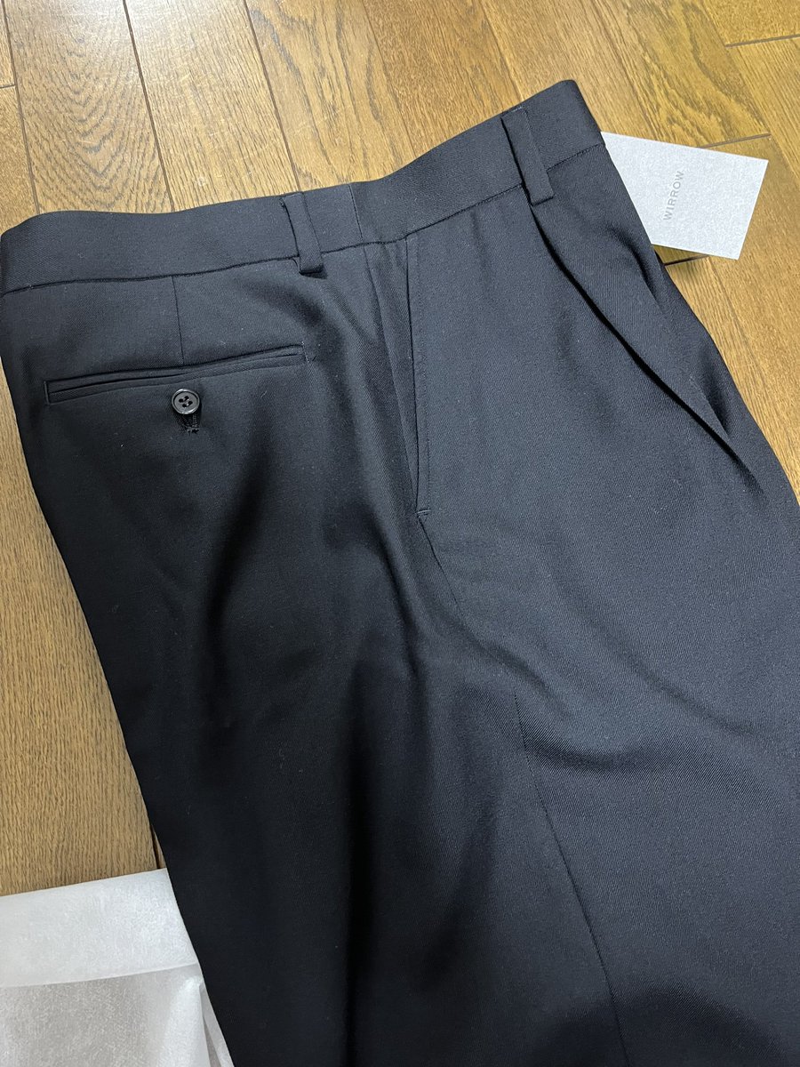 robotmarche's tweet photo. そしてもう1着、意外と持ってなかったブラックのウールパンツ😆名前は、SOFT WOOL WIDE TAPERED SLACKSサイズ2、夏の定番トロピカルウールのシャリ、ハリ感に比べてすごく柔らかくてドレープ感がすごくいい✨
#wirrow #服好きに知ってもらいたい https://t.co/bqAWsosp8i
