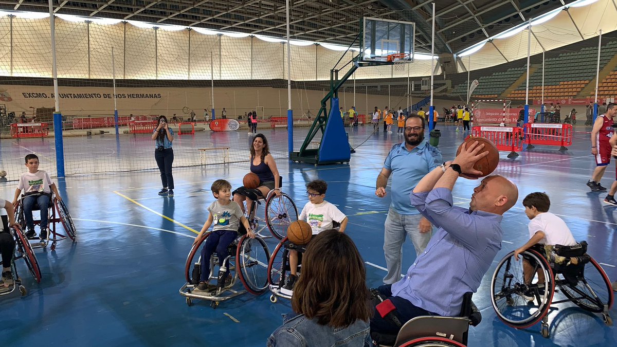 pacorodriguezdh's tweet photo. Nuestra ciudad ha celebrado el II Encuentro de Primavera de Deporte Inclusivo. Una buena oportunidad para pasar una mañana en familia mientras trabajamos la inclusión, el respeto y la tolerancia. Desde el @aytodoshermanas seguimos trabajando con nuestro tejido asociativo. https://t.co/eu0Gn7guPL