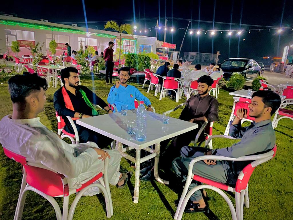 IsfBhera's tweet photo. ٹیم آئی ایس ایف کے نوجوان جس میں وائس پریذیڈنٹ سید شاہ سلیمان، جنرل سیکٹری حسن نواز، فائینانس سیکٹری مہدی رضا علمدار عباس ظہیر خاور کے ہمراہ کنٹری سائیڈ پر خوش گوار موڈ میں ایک دوسرے سے گفتگو کرتے ہوئے۔
#ISF #imrankhan #PTI #PP_72 https://t.co/sU4dnnIhIP