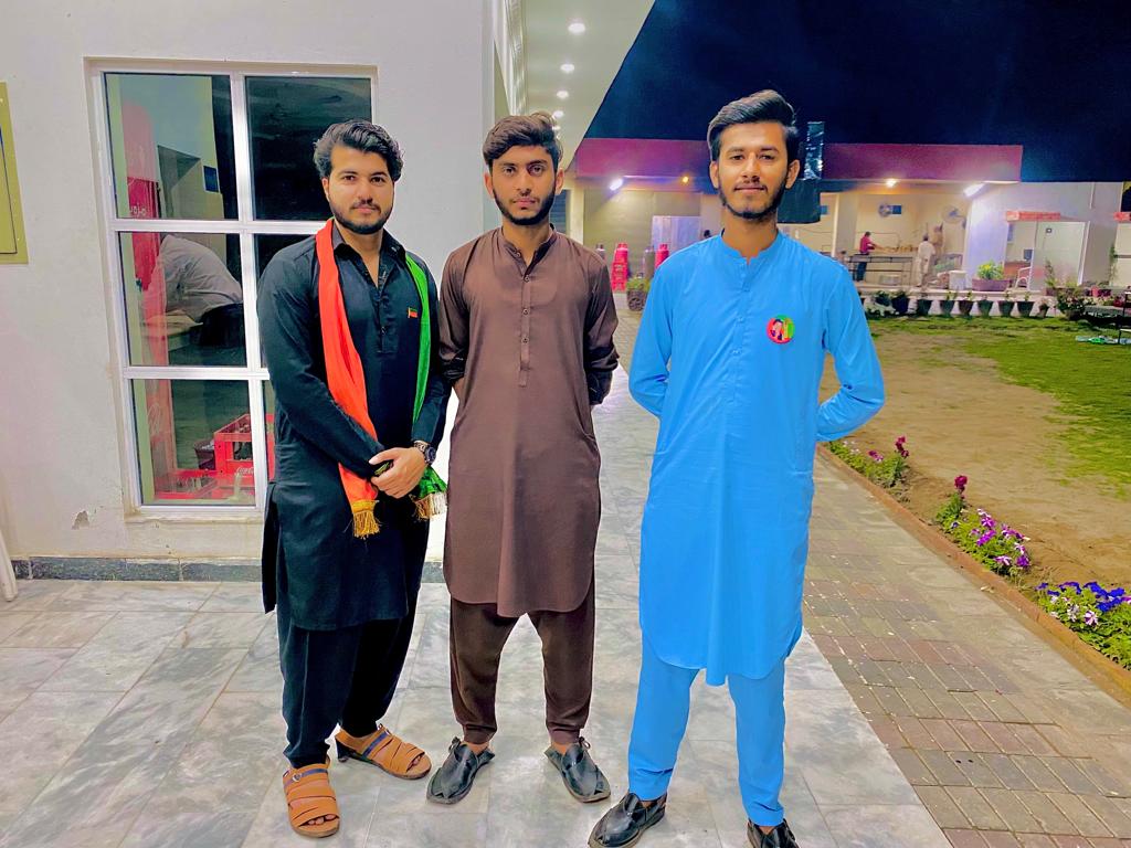 IsfBhera's tweet photo. ٹیم آئی ایس ایف کے نوجوان جس میں وائس پریذیڈنٹ سید شاہ سلیمان، جنرل سیکٹری حسن نواز، فائینانس سیکٹری مہدی رضا علمدار عباس ظہیر خاور کے ہمراہ کنٹری سائیڈ پر خوش گوار موڈ میں ایک دوسرے سے گفتگو کرتے ہوئے۔
#ISF #imrankhan #PTI #PP_72 https://t.co/sU4dnnIhIP