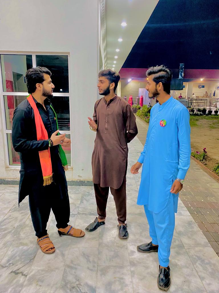 IsfBhera's tweet photo. ٹیم آئی ایس ایف کے نوجوان جس میں وائس پریذیڈنٹ سید شاہ سلیمان، جنرل سیکٹری حسن نواز، فائینانس سیکٹری مہدی رضا علمدار عباس ظہیر خاور کے ہمراہ کنٹری سائیڈ پر خوش گوار موڈ میں ایک دوسرے سے گفتگو کرتے ہوئے۔
#ISF #imrankhan #PTI #PP_72 https://t.co/sU4dnnIhIP