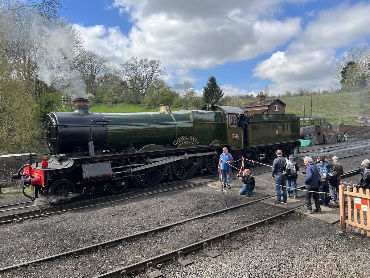 TimSEaston's tweet photo. Whilst @svrbridgnorth I took some pictures of @4930HagleyHall and Flying pig 43106 @svrofficialsite #springsteamgala https://t.co/hQVWCVuJn6