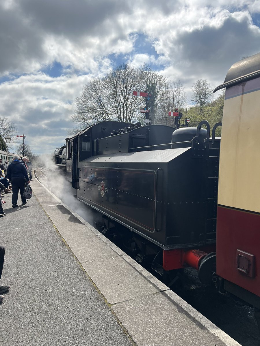 TimSEaston's tweet photo. Whilst @svrbridgnorth I took some pictures of @4930HagleyHall and Flying pig 43106 @svrofficialsite #springsteamgala https://t.co/hQVWCVuJn6
