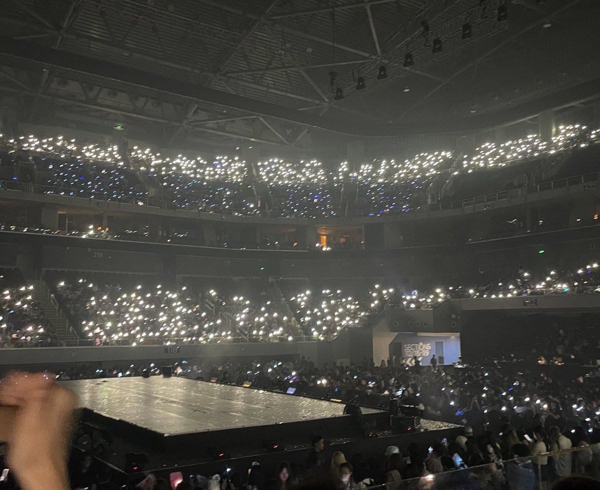 hooniestyles's tweet photo. another way of filo teumes expressing their love for treasure ♡

day 1                                     day 2
blue &amp; white                      rainbow https://t.co/5jQ2R9ScYX