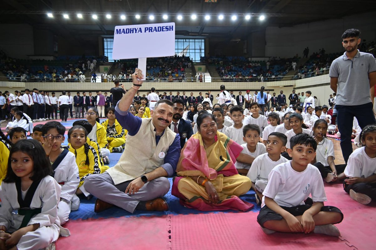 PratimaBhoumik's tweet photo. Sports play an important role in the life of a nation. It not only keeps the people physically fit but also unites them in the spirit of sportsmanship. 
Happy to attend the “One India One Goal” (OIOG) program organised by STAIRS at Indira Gandhi Stadium,Delhi today. https://t.co/s4hCLtn2Kr